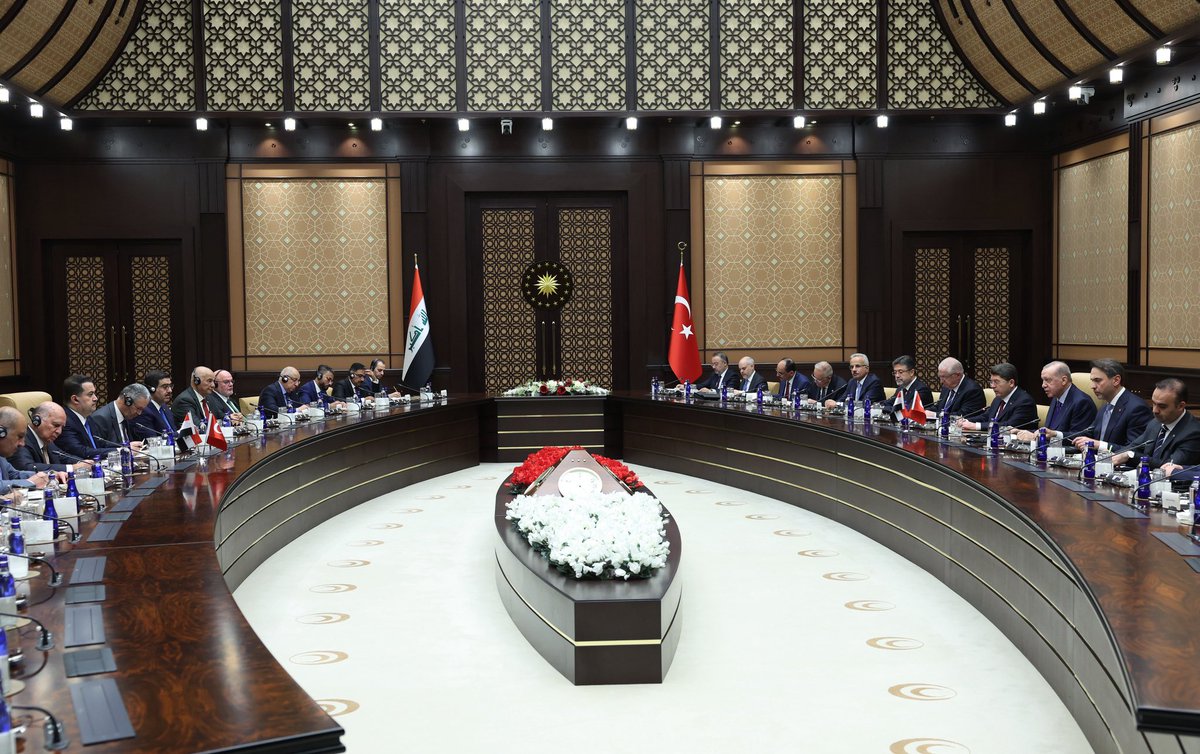 rterdogan_ar's tweet image. اجتمعت اليوم مع رئيس الوزراء العراقي أخي العزيز السيد السوداني في المجمع الرئاسي، ووقعنا عددا من الاتفاقيات التي من شأنها أن تدفع علاقاتنا إلى مستوى متقدم. 🇹🇷🇮🇶
نحن نعتبر تطوير تعاوننا في كافة المجالات واجبا تمليه علينا روابط الأخوّة التي تجمعنا.
لقد أكدنا عزمنا على مواصلة…