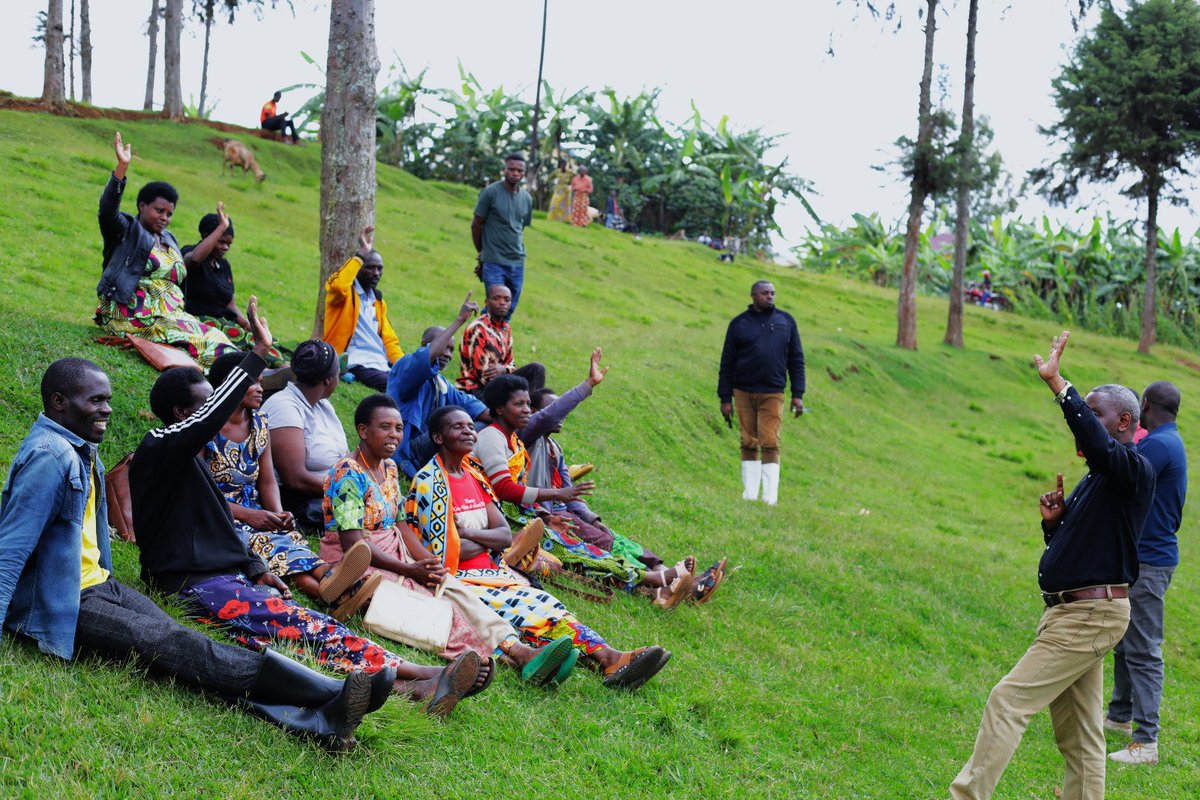 Gakenke District (@gakenkedistrict) on Twitter photo Iyi miryango yorojwe binyuze mu mushinga ugamije guteza imbere ubworozi bw’inka zʼumukamo mu Rwanda (RDDP II), uterwa inkunga na <a href="/IFAD/">International Fund for Agricultural Development</a> ugashyirwa mu bikorwa na Leta y’u Rwanda ku bufatanye na <a href="/HeiferRwanda/">Heifer International Rwanda</a>. Iyi miryango yorojwe binyuze mu mushinga ugamije guteza imbere ubworozi bw’inka zʼumukamo mu Rwanda (RDDP II), uterwa inkunga na <a href="/IFAD/">International Fund for Agricultural Development</a> ugashyirwa mu bikorwa na Leta y’u Rwanda ku bufatanye na <a href="/HeiferRwanda/">Heifer International Rwanda</a>.
