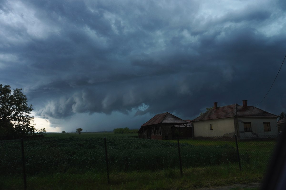 nevremeteam's tweet image. Another fantastic supercell we intercepted in central Serbia this afternoon! 🌩️🇷🇸 #stormchasing #supercell