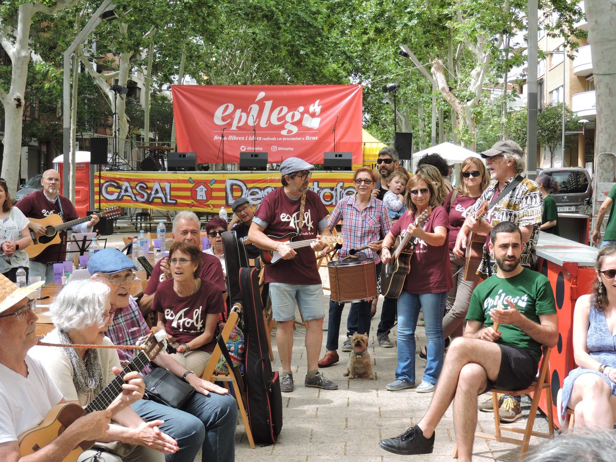 ✨A la taula d'en Bernat, qui no hi és, no hi és comptat!
I a les de la #FiraEpíleg, si hi ets, hi seràs cantat!🎶

🕑 A les 14 h
🥘Dinar popular. Sobretaula amb glosa i cançó tradicional.🎼

🕘21 h
🥘Sopar popular.

Dissabte 7 de juny, us en llepareu els dits!😋
Bon profit!