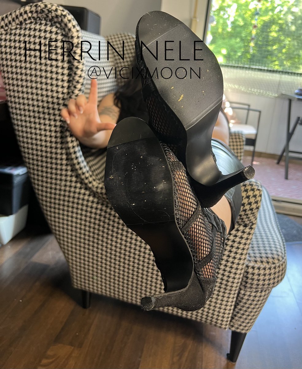 Du darfst kriechen – aber nur mit Anhang. Tribute zuerst, Worte danach.

#findom #kriechen #cash #geldsklave #highheels #feet #dom #zahlsau #tribut #dms