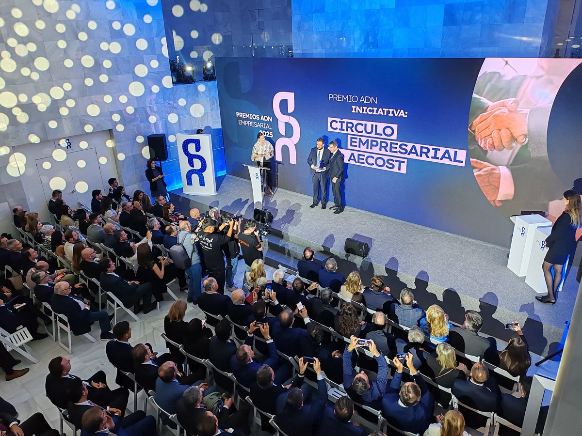 El Premio ADN Iniciativa de 2025 es para Círculo Empresarial de <a href="/aecost/">@aecost</a>. 

El presidente de la organización, Javier Rubiño, ha elegido Territorio como valor clave para la cadena de #ADNempresarial que estamos hoy completando en nuestro acto. 

¡Enhorabuena!