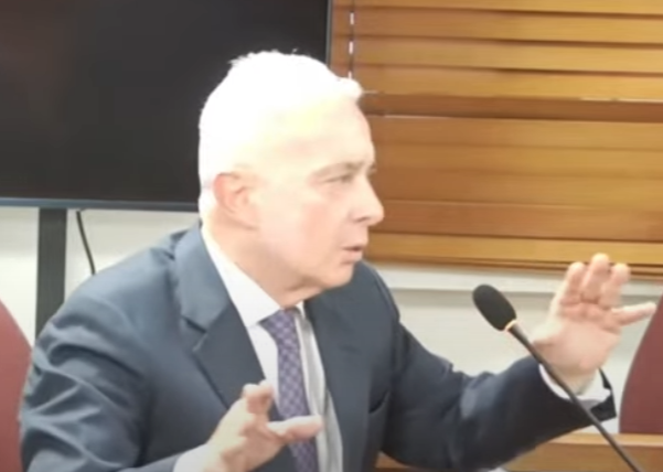 Ahora que la Fiscal le contra pregunta a este bandido , lo veo muy "embalado".
Todos sus testigos tienen un "alias", me encantaría conocer los comentarios de los uribistas sobre este caso. Vamos amiguitos no sean tímidos.