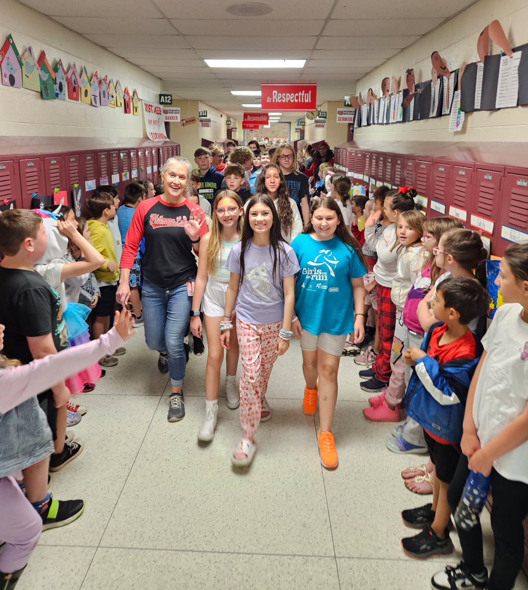 SHAPEMichigan's tweet image. ACES day - 2025! Check out the students at Whitmore Lake Elementary participating in ACES day with a school-wide walk.   Thank you Physical Education teacher Aimee Taylor!