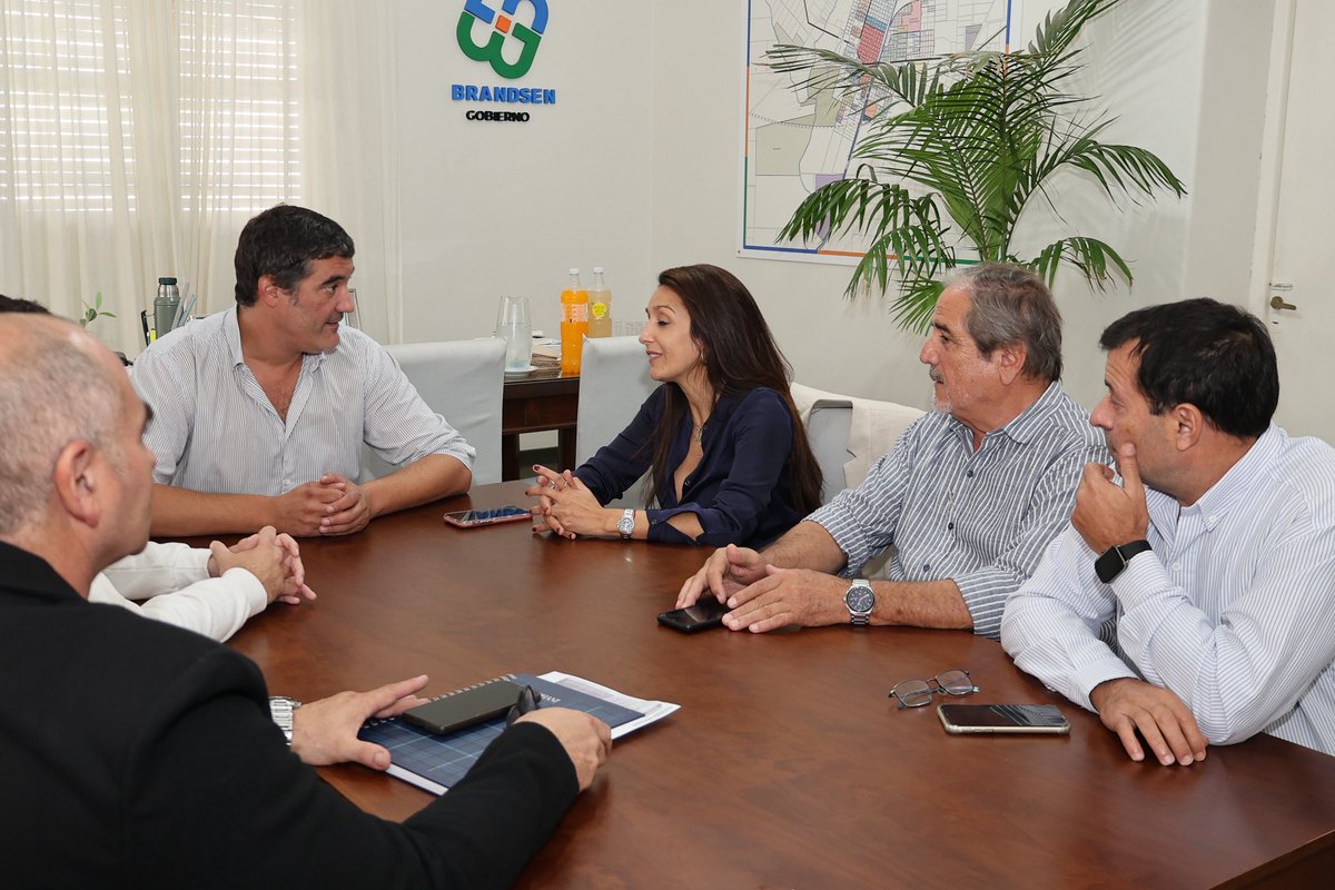 Fernando Raitelli (@ferraitelli) on Twitter photo TRABAJAMOS PARA MÁS Y MEJOR SEGURIDAD
Con <a href="/aguspropatoarg/">Agustina Propato</a> y <a href="/pablo_poste/">Pablo Fernandez</a> intercambiamos estrategias sobre seguridad local. Recorrimos el Centro de Monitoreo con el Comisario Mayor Rojas y el Secretario de Seguridad José González, analizando necesidades del distrito. TRABAJAMOS PARA MÁS Y MEJOR SEGURIDAD
Con <a href="/aguspropatoarg/">Agustina Propato</a> y <a href="/pablo_poste/">Pablo Fernandez</a> intercambiamos estrategias sobre seguridad local. Recorrimos el Centro de Monitoreo con el Comisario Mayor Rojas y el Secretario de Seguridad José González, analizando necesidades del distrito.