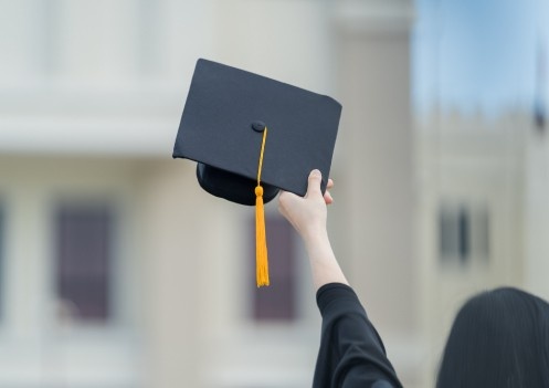 SuzeOrmanShow's tweet image. 🎓 New grad? Read this before you spend that first paycheck. Today’s blog post is a must-read warning for anyone just starting out. The money choices you make now matter more than you think. 📖 suzeorman.com/blog/A-Warning… #newgrads #moneytips #financialadvice #personalfinance
