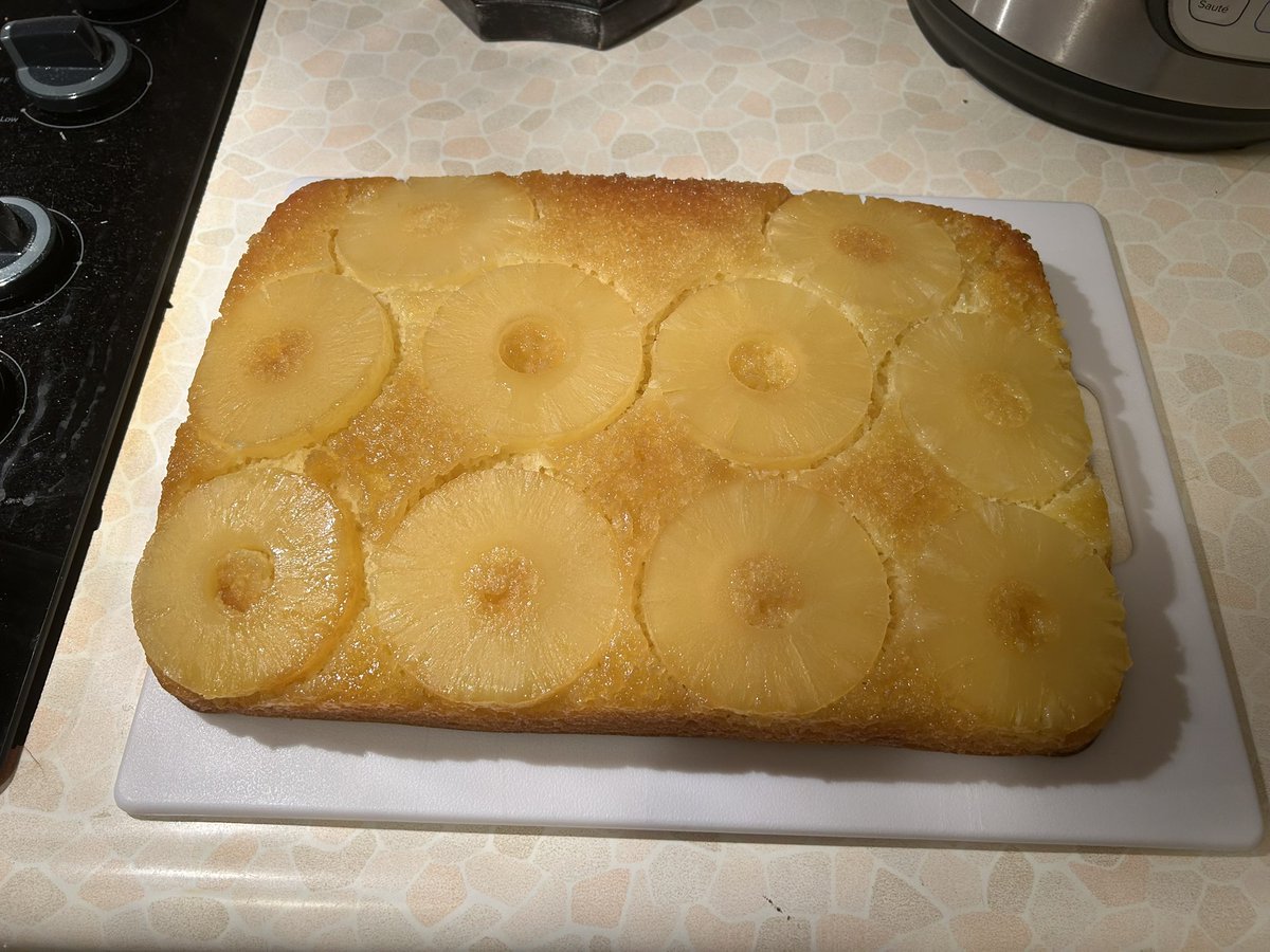 jumpluffes's tweet photo. pineapple upside down cake for #AlexDay 🥰💚 https://t.co/iqEJzLYUhe