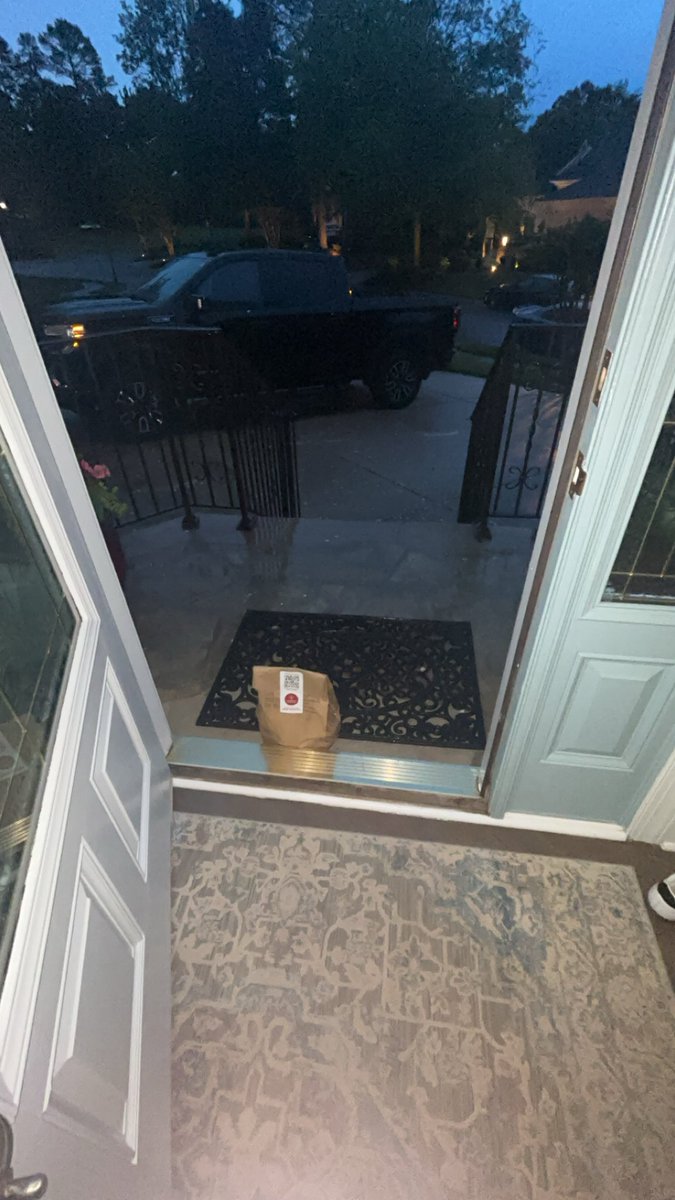 A certain group of people just brought me my food in a tornado storm #Preesh