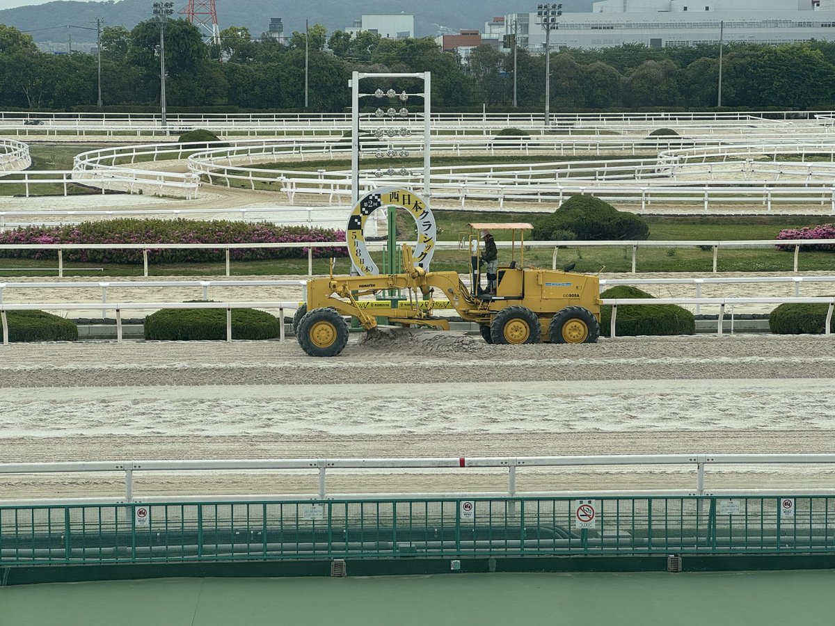 _hydk_kb's tweet photo. 本日の園田競馬場
砂の入れ替えが始まりました👷 https://t.co/IgAshQr62s