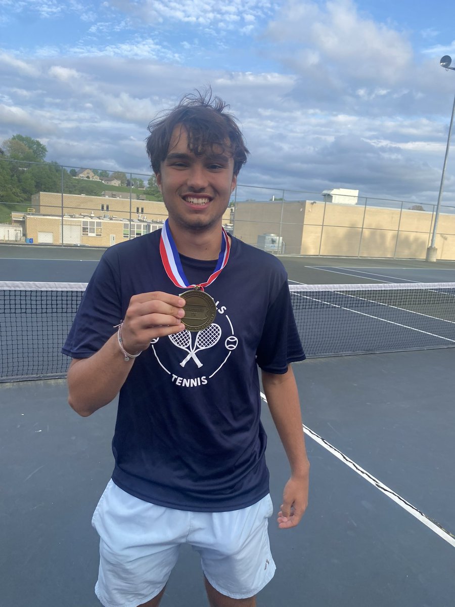 Congrats Luke Fragle on being 2025 district singles tennis champion 🏆🥇