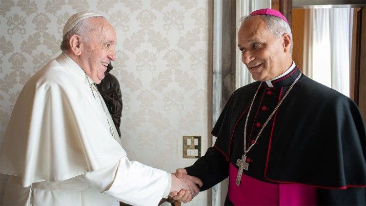 Hoy los católicos recibimos con esperanza al 267 sucesor de San Pedro: León XIV, ese es el nombre que ha decidido usar el antes Cardenal Robert Prevost y ahora segundo Papa americano y consecutivo en la historia de la humanidad.

Que el legado de Francisco I, brille en las manos
