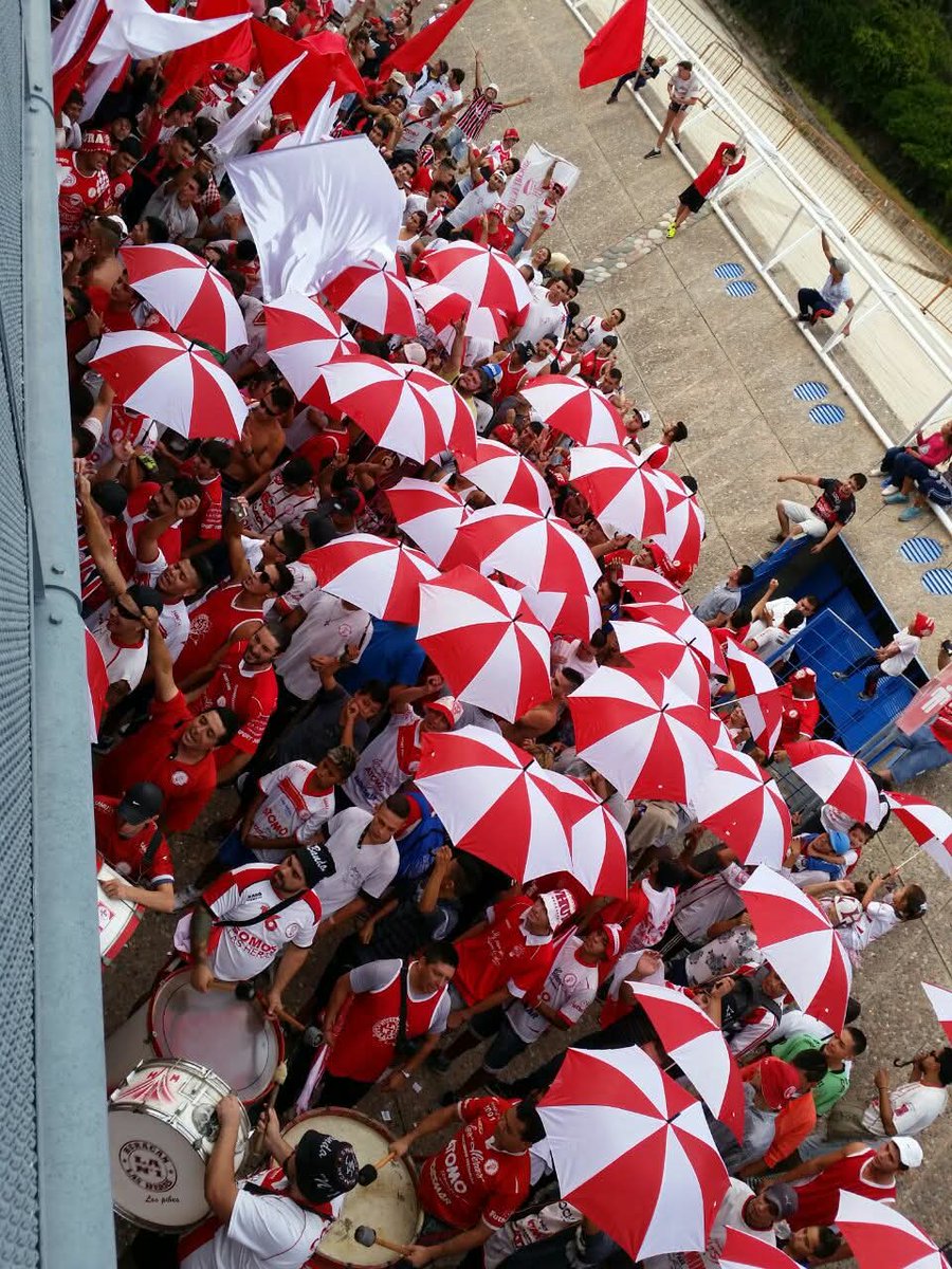 Donde jugues siempre va a estar la banda loca de Huracann🙆🏻‍♂️🎈🎺
