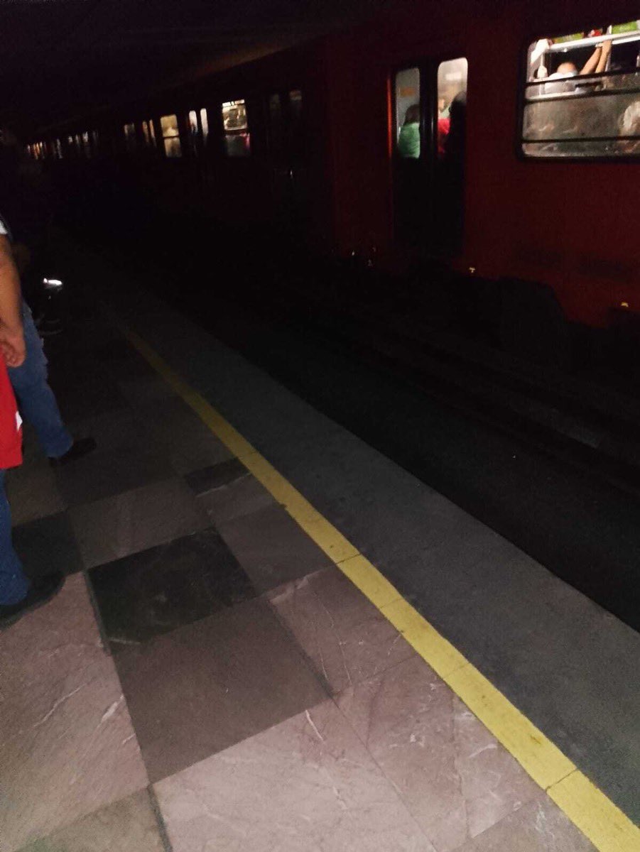 MrElDiablo8's tweet image. Usuarios reportan apagón en la #LíneaB del Metro 

“Buena tarde. Al momento se agiliza la circulación de los trenes en la Línea B, luego de realizar revisión al sistema eléctrico.  

El llamado a los usuarios es a atender las indicaciones del personal del Sistema, permitir el