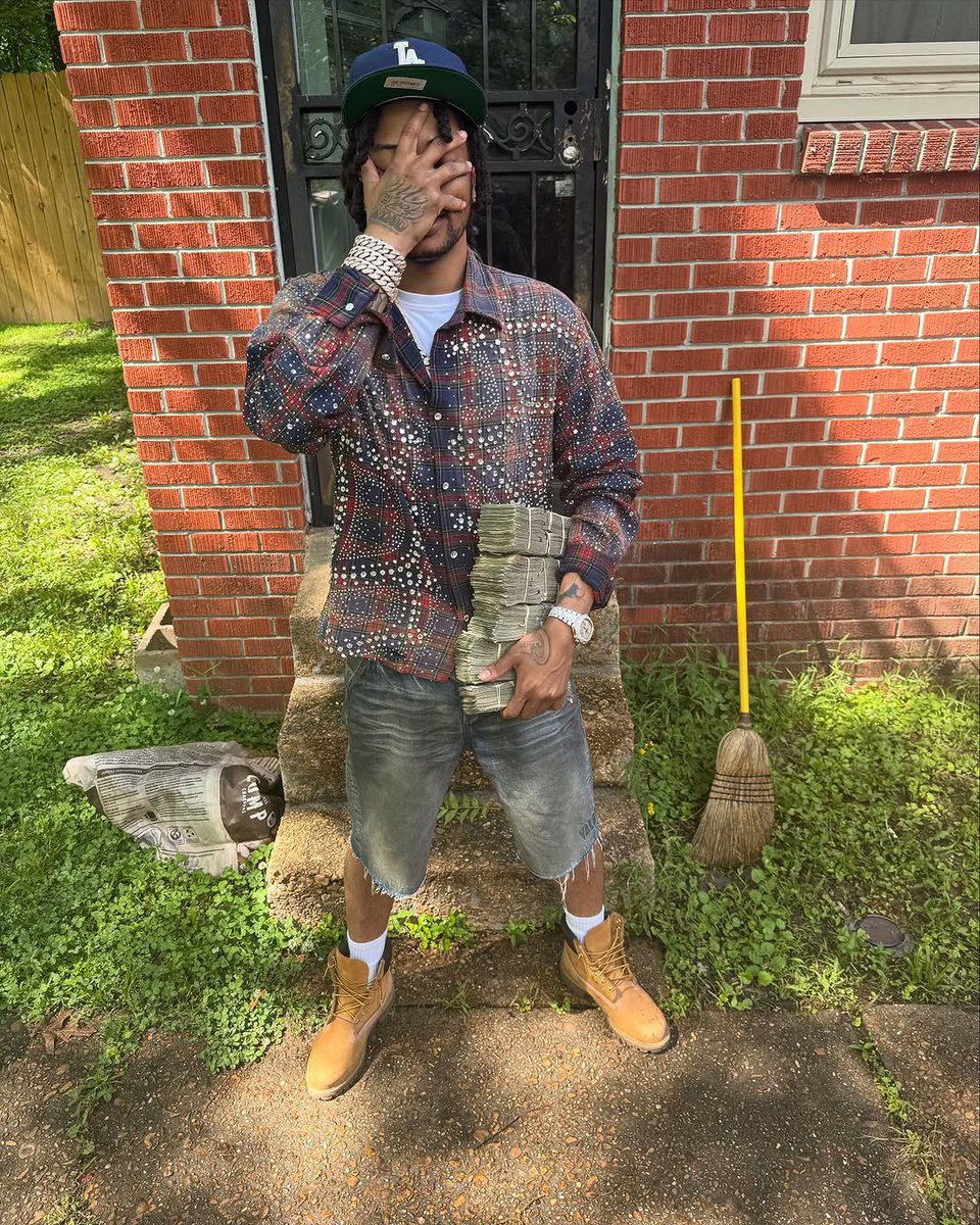 MIGO_ICIEST's tweet photo. See What Im Saying? HUH 🤔 Make Me Pop Out With Them Bandz💰Driving 2 Fast 💨 Make Me Pull Out 2 Lambs🐑🐑, The Truck Or The Car 🚘 Wooh, Damn They Way 2 Fast 💨, Where They Parked ? Sitting In The Yard, The Big House 🏠 With The
Land 🌴 ❗️ #PlugBrudaz #HeavyCamp https://t.co/JQ81OeVZ4N