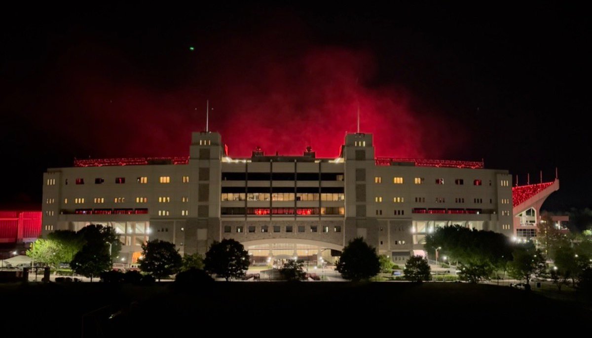 CoachPryVT's tweet image. Such a memorable night for so many Hokie faithful! Sincere thanks to Metallica, VT, our fans & students, Metallica fans, and all of the people that helped pull off this amazing show! 🎸⚡️🦃 😎