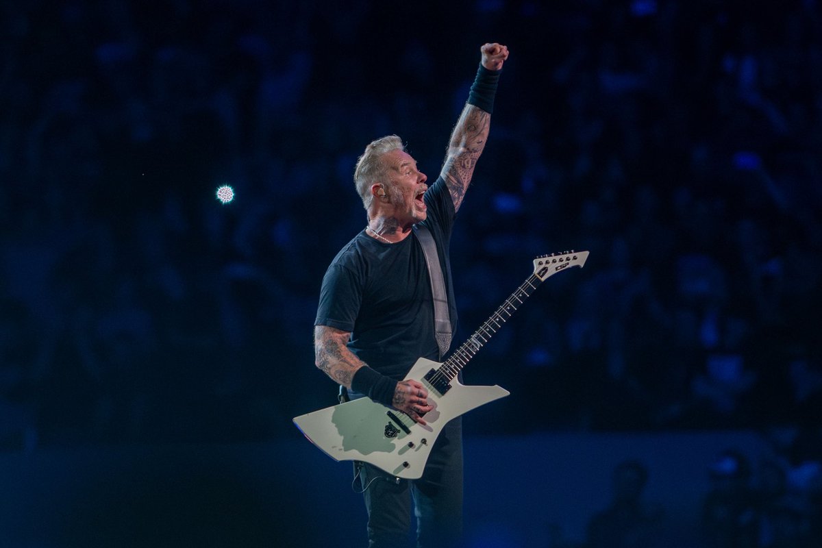CoachPryVT's tweet image. Such a memorable night for so many Hokie faithful! Sincere thanks to Metallica, VT, our fans & students, Metallica fans, and all of the people that helped pull off this amazing show! 🎸⚡️🦃 😎