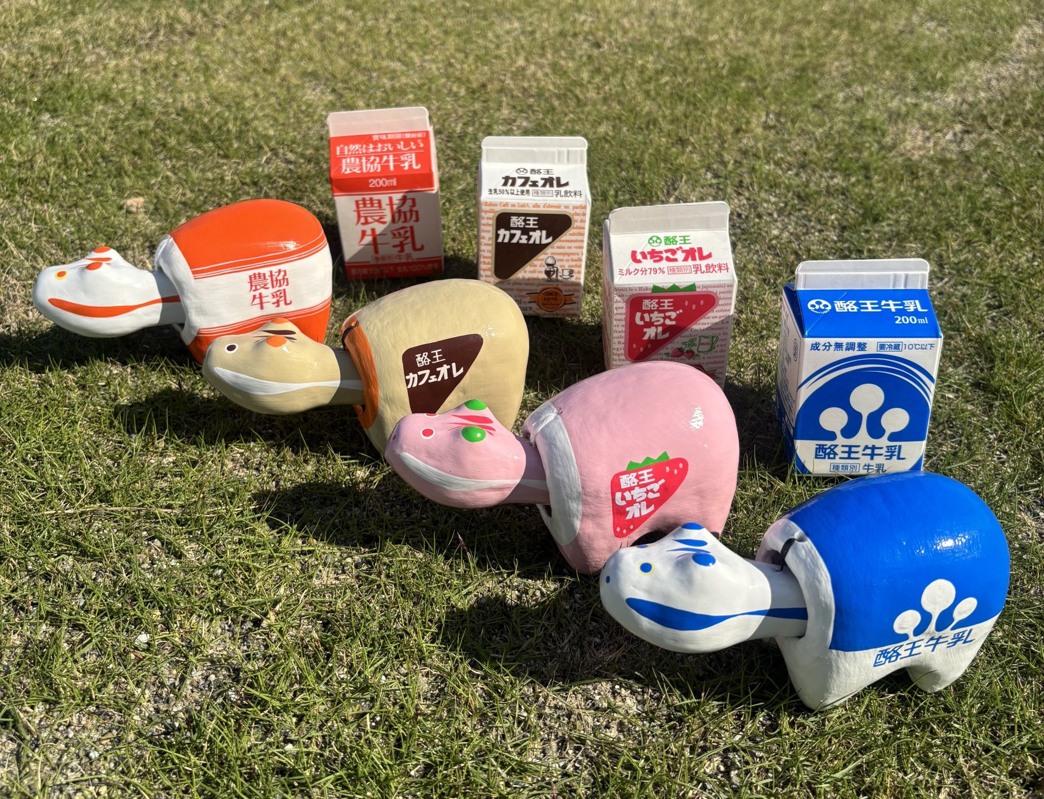 酪王牛乳赤べこ2種類セット 酪王カフェオレ 酪王いちごオレ　民芸品　工芸品 Amazon.co.jp: 酪王牛乳赤べこ2種類セット 酪王カフェオレ 酪王
