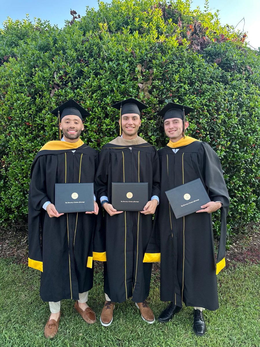 GOLDEN EAGLES 4 LIFE 🫡

Congrats to these three on graduating with their Master’s Degree tonight 📕 ✔️ 

#SMTTT