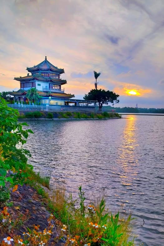 高雄の澄淸湖にある得月樓で、5月7日の夕暮れ時の美しい写真を撮りました！