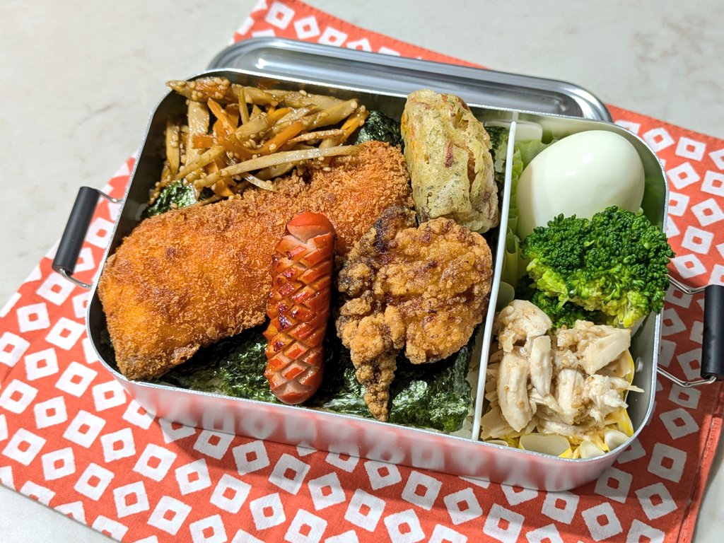 musuko2riobento's tweet photo. 2025/5/7(水)８(木)9(金)
焼肉🍱
のり弁
カツ丼🍱
今週もなんとか寝坊しないで
終わりました😊
土日は部活はあるけど
テスト前なのでお弁当は持っていかないかな〜🏀
揚げ物類は夕ごはん時に多めに作って冷凍してある物たち
過去の自分に助けられてます🤭
ありがとう🌷🌷🌷 https://t.co/nha58NSxJN
