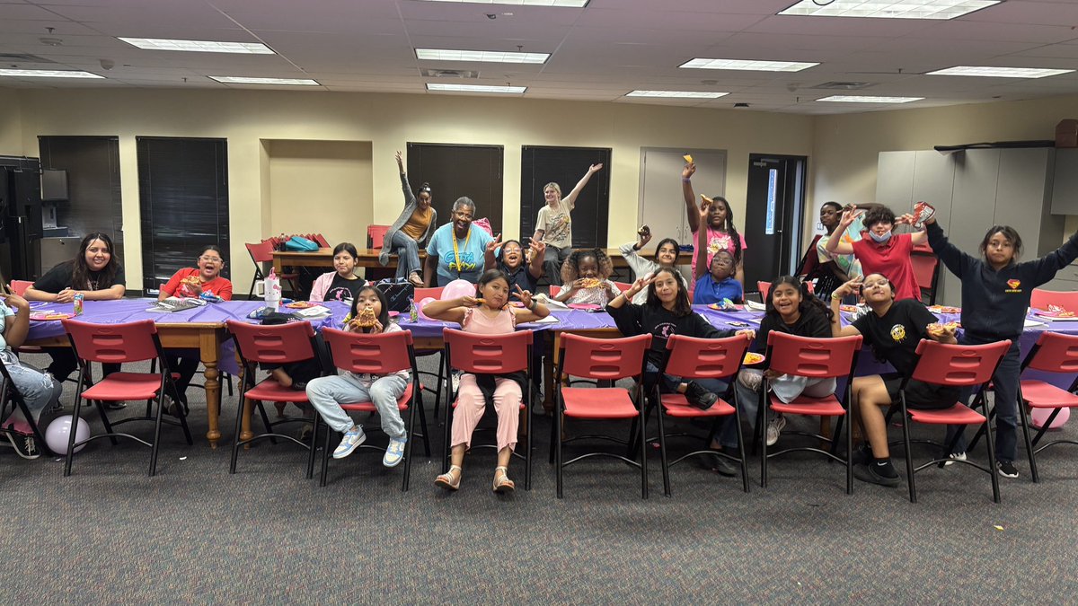 JacksonHP2023's tweet photo. @ElementarySmith wrapped up our GAP-tastic 2024-2025 year with a party to celebrate! Big thank you to our mentors and huge shout out to my co-facilitator @HendersonsFins for a fabulous year! @AdminVerow #aliefgirlsclub https://t.co/okfjTIJOZS