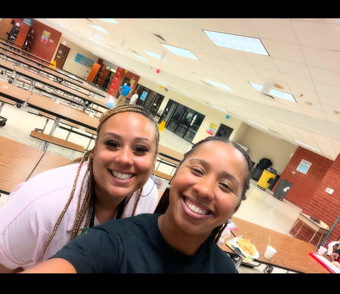 JacksonHP2023's tweet photo. @ElementarySmith wrapped up our GAP-tastic 2024-2025 year with a party to celebrate! Big thank you to our mentors and huge shout out to my co-facilitator @HendersonsFins for a fabulous year! @AdminVerow #aliefgirlsclub https://t.co/okfjTIJOZS