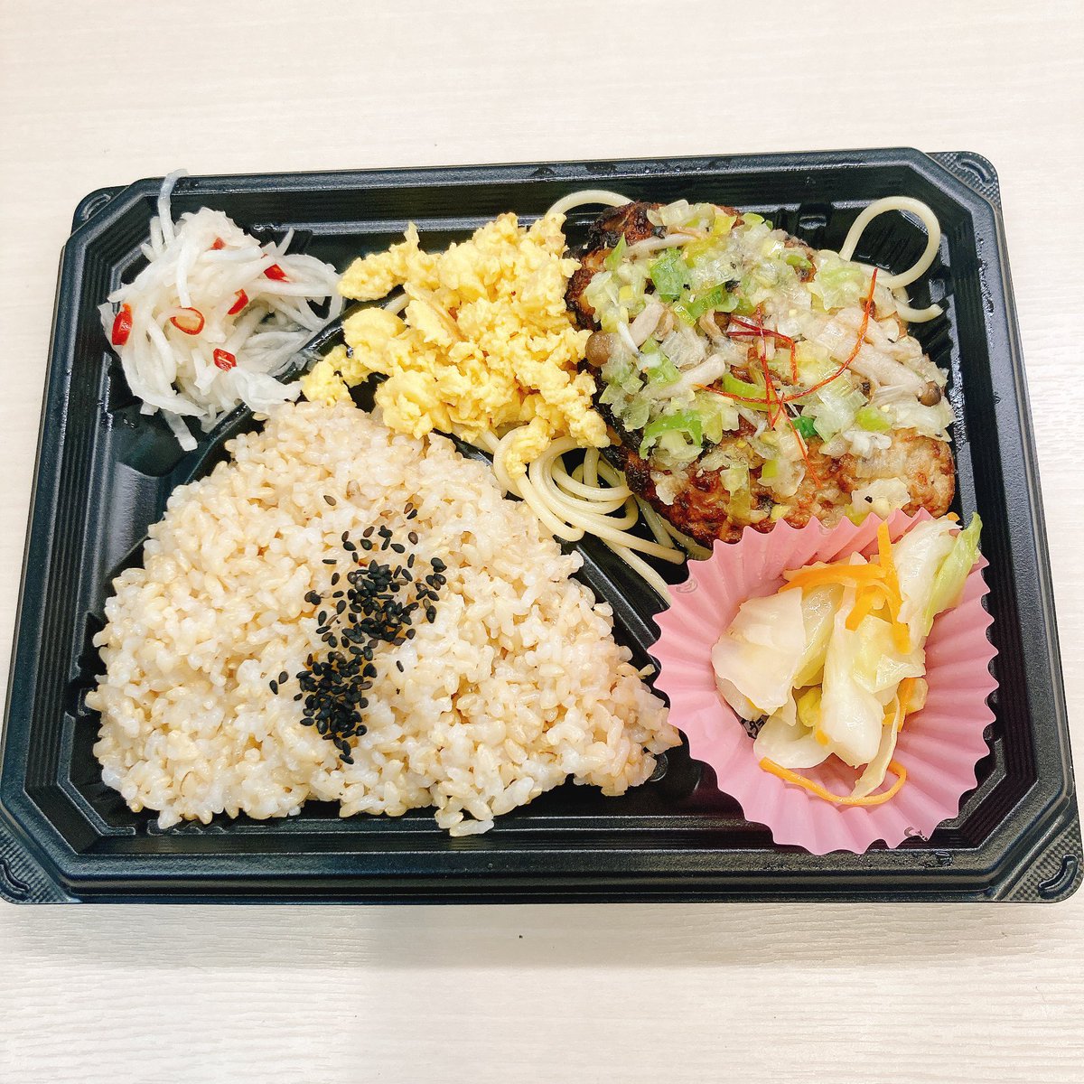 corchalotemachi's tweet photo. おはようございます☀
🍱ねぎ塩だれハンバーグ　ねぎ塩だれで
ハンバーグがより柔らかに❗️
🍱筍おこわ御膳¥1,500 
5月金曜日　数量限定　自社竹林で採れた筍を使用したふっくらおこわ御膳です💁‍♀️
🍱お結び弁当　梅(黒米)枝豆じゃこ(玄米)
🍱腸レボリューション　
やっぱりこれで決まり❗️ https://t.co/TKHiI7nFxO
