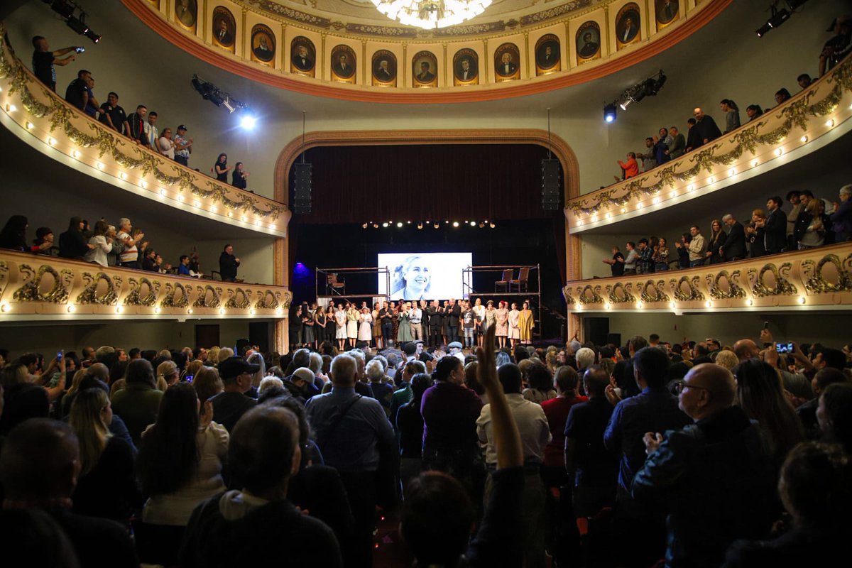 magdysierra's tweet photo. A 106 años del nacimiento de Evita, disfrutamos de ver "Eva, memoria de un pueblo" con @jorgeferraresi en el Teatro Roma.

Una obra que nos conecta con su legado y con la fuerza de nuestra historia colectiva.

Felicitaciones a cada artista que nos regaló su talento esta noche 👏🏼 https://t.co/HzVqlV1RSh
