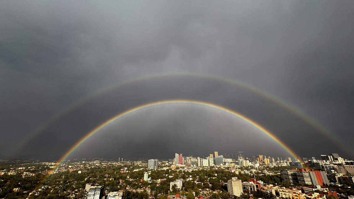sopitas's tweet photo. ¡Miren qué regalo nos dejó la lluvia en la CDMX! Después de varios días de calor, la tormenta llegó para refrescarnos y dejarnos este espectáculo de colores en el cielo. 🌈 Dicen que los arcoiris traen buena suerte... ¿Tienes fotos tuyas? ¡Compártelas en los comentarios!
📸 @Joakosmico