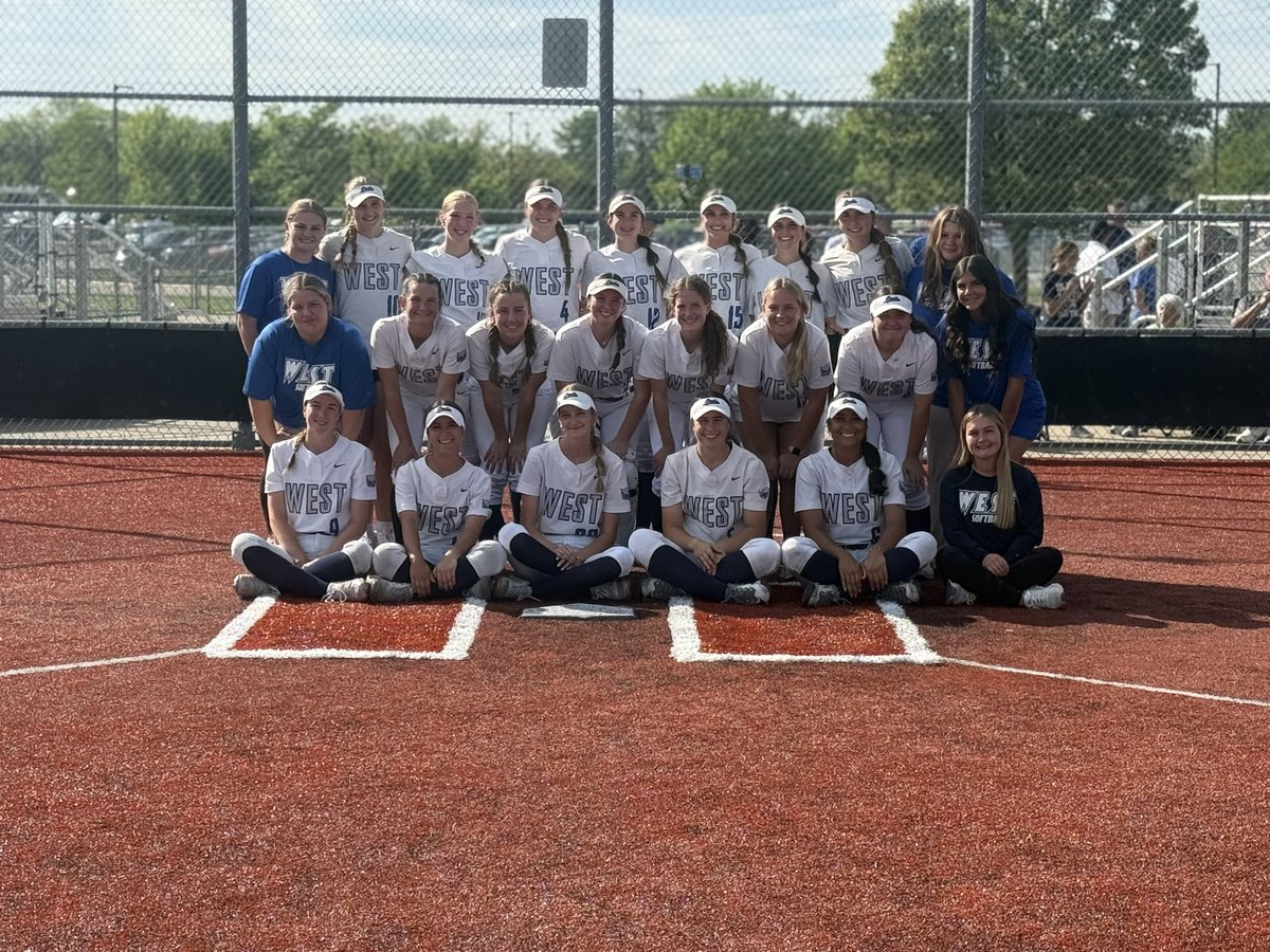 CoachC_OWLS's tweet photo. Senior Night = SUCCESS!
Thank you, seniors, for embodying our culture and leading with heart—on and off the field. We closed out the night with a big win and even bigger memories. Proud to be an Owl! 
#SeniorNight  #culture #OneTeam #Family  #GoOwls #believeinmebelieveinteam https://t.co/xirNDOhwLJ