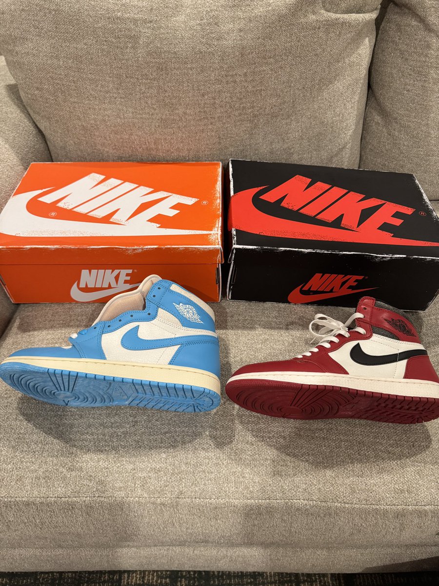 sneakerhack1's tweet photo. 5月10日発売のAIR JORDAN 1 HIGH UNCのボックスは

NIKE AIR JORDAN 1 LOST AND FOUND/CHICAGO が、見つかった時にボックスの蓋が違かったというストーリーからフラグ回収
それぞれの蓋が取り違えているため戻すことで完成

https://t.co/Iny0IMy6bX https://t.co/Ljq50hn7Tu