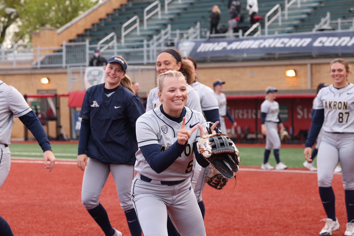 ZipsSB's tweet image. MAC Softball Tournament: Five Players Collect Multiple Hits in 6-4 Win Over NIU, Zips Advance to play No. 4 Ball State Rematch on Friday😤

📰 bit.ly/4dcMi7d

#GoZips🦘