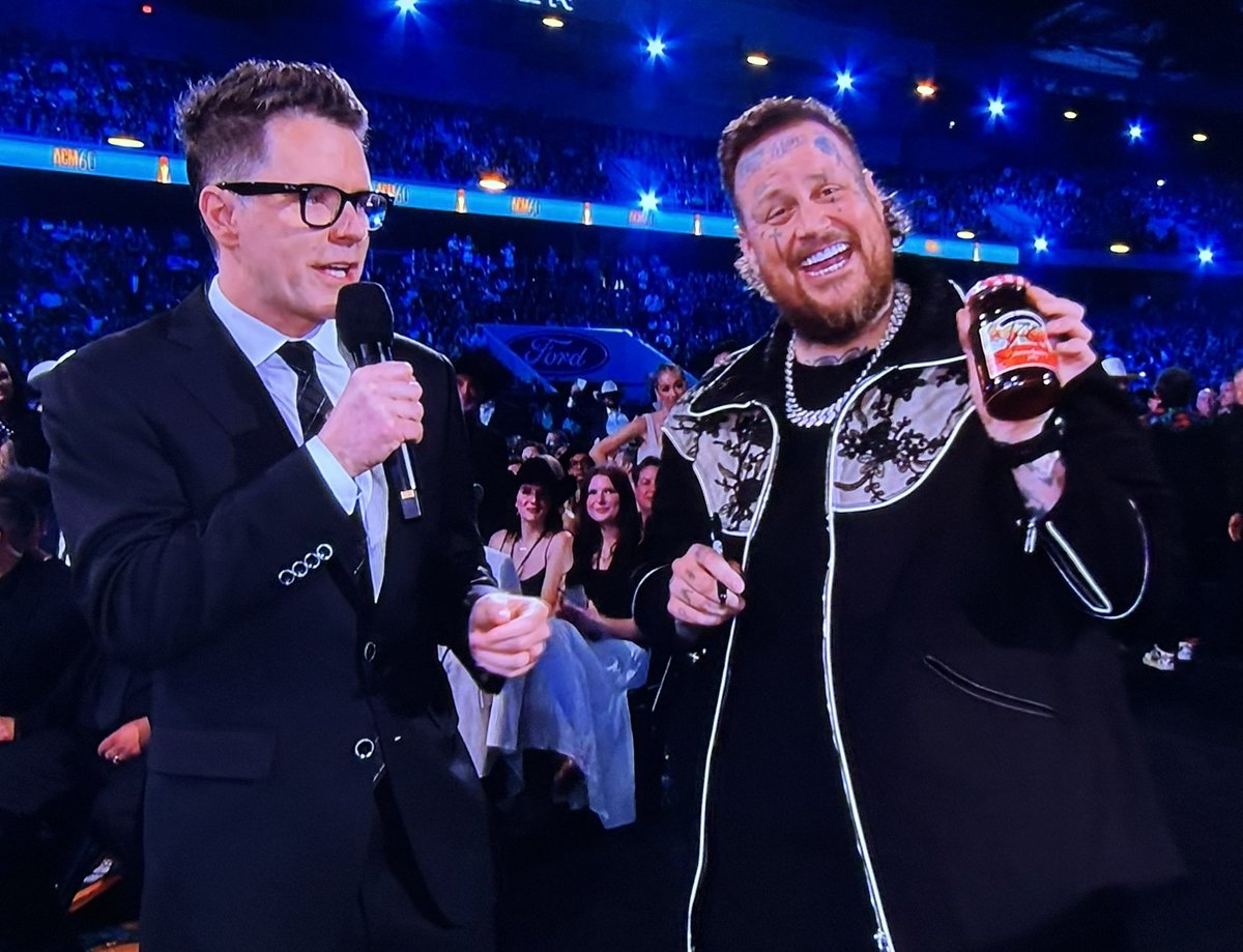 bobbybonesshow's tweet image. .@mrBobbyBones made @JellyRoll615 sign a jar of jelly &amp;amp; then gave it to Nicole Kidman 💀 #ACMawards