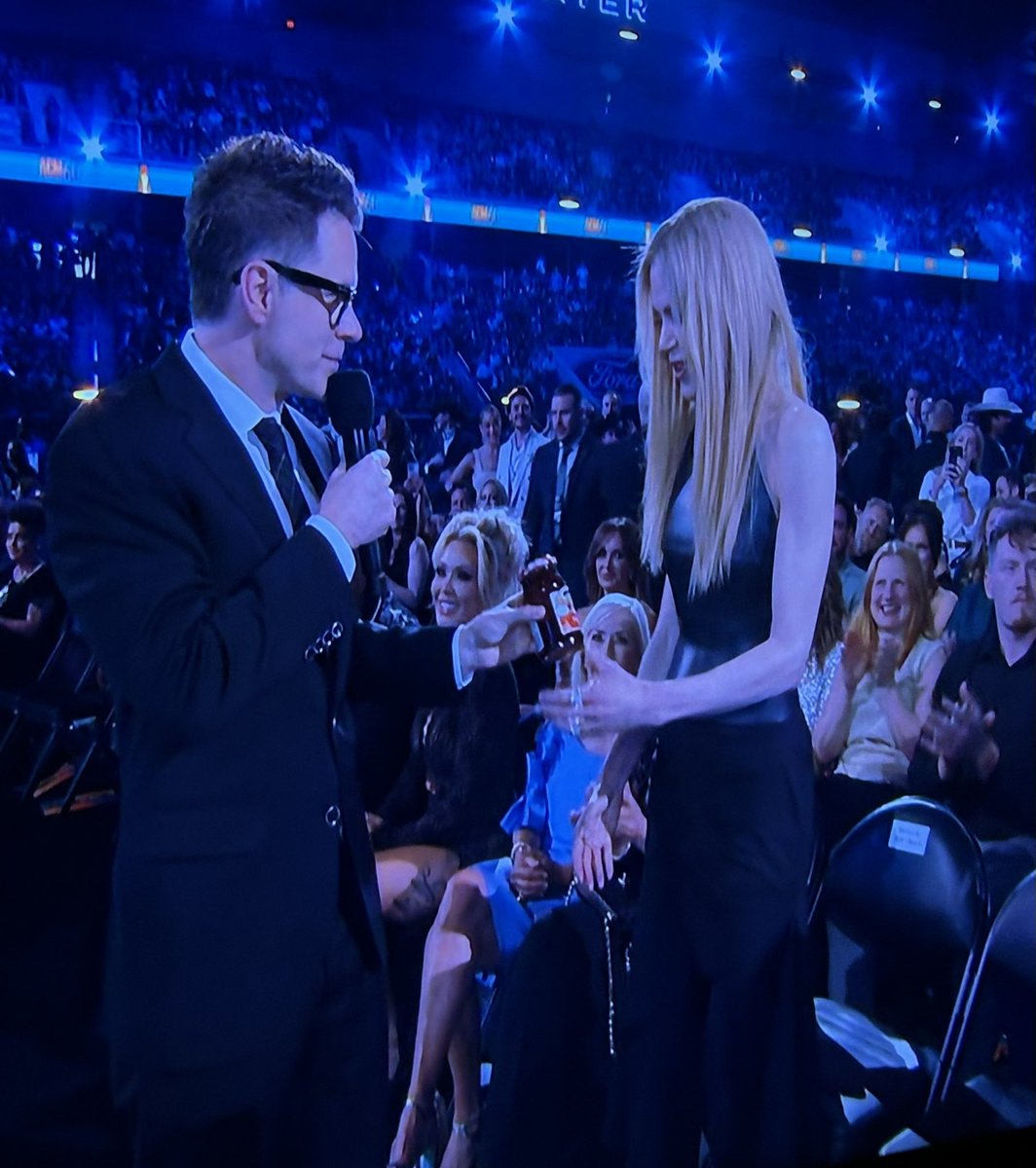 bobbybonesshow's tweet image. .@mrBobbyBones made @JellyRoll615 sign a jar of jelly &amp;amp; then gave it to Nicole Kidman 💀 #ACMawards