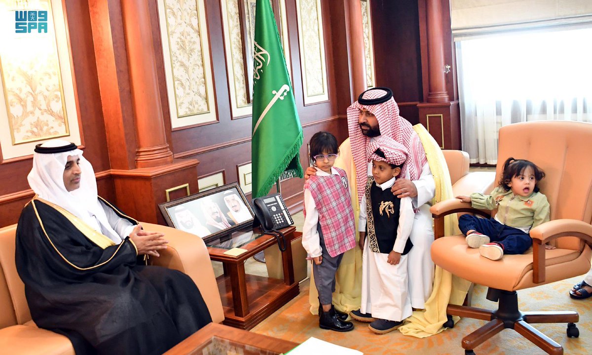 alimatabi's tweet image. أتقدم بخالص التهنئة والتبريكات لسيدي صاحب السمو الملكي الأمير محمد بن عبدالعزيز بن محمد بن عبدالعزيز أمير منطقة جازان بمناسبة الثقة الملكية الغالية وصدور الأمر الملكي الكريم بتعيينه أميرا لمنطقة #جازان 

التقيت سموه عدة مرات وحضر لنا عدة مناسبات وتشرفت بالحديث بين يديه في مجموعة…