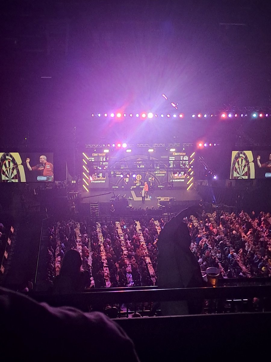 Toujours pas d'<a href="/alexvizorek/">Alex Vizorek</a> !!
Que fait <a href="/RTLTVI/">RTL tvi</a> ???😉
Live in Leeds.