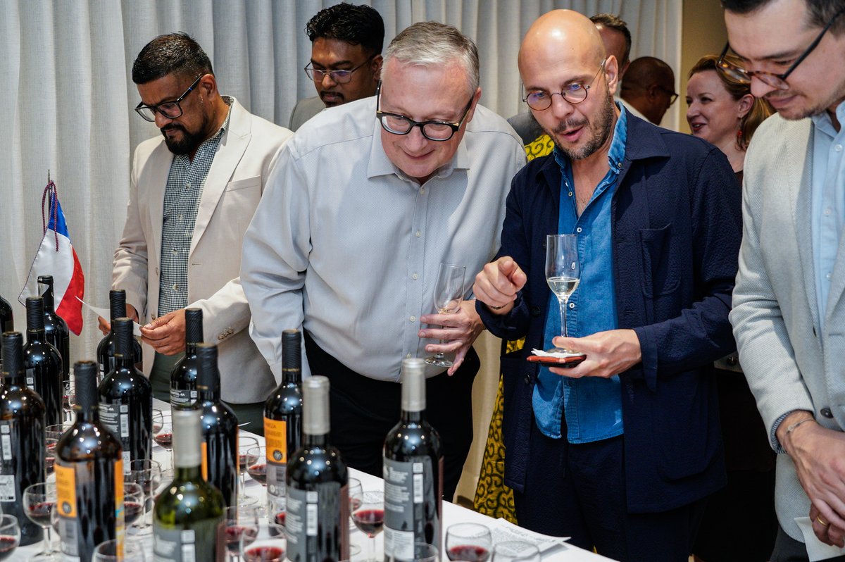 Embassy of Chile Trinidad and Tobago (@embachilett) on Twitter photo Ayer celebramos la “III Noche del Vino Chileno” / Yesterday we celebrated the “III Chilean Wine Night” n9.cl/2bovwa
<a href="/Minrel_Chile/">Cancillería Chile 🇨🇱</a> <a href="/ProChile/">ProChile</a> <a href="/mfcagovtt/">Ministry of Foreign and CARICOM Affairs</a> Ayer celebramos la “III Noche del Vino Chileno” / Yesterday we celebrated the “III Chilean Wine Night” n9.cl/2bovwa
<a href="/Minrel_Chile/">Cancillería Chile 🇨🇱</a> <a href="/ProChile/">ProChile</a> <a href="/mfcagovtt/">Ministry of Foreign and CARICOM Affairs</a>