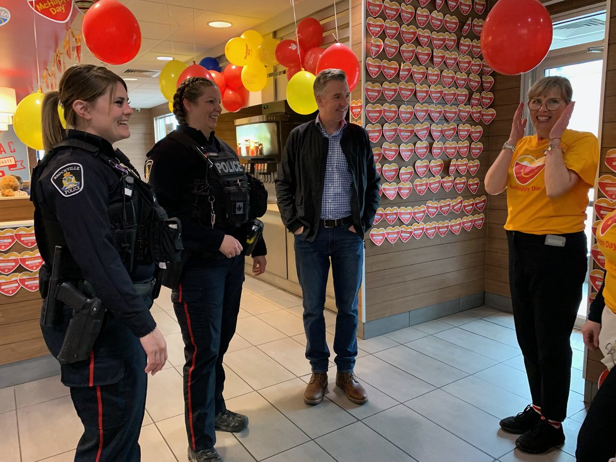 MikeBarrettON's tweet image. It’s McHappy Day!

Proud to join @McDonaldsCanada in support of @RMHCCanada.

In Brockville, Deborah, Vicki, and their amazing crew are serving up smiles and raising funds for families in need.

Stop by, say hi, and support a great cause!