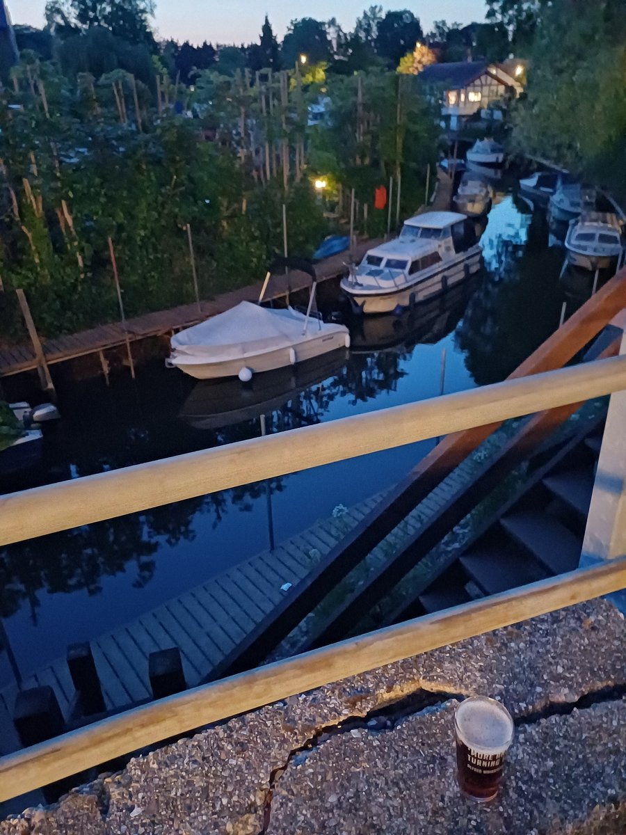 Juzza07's tweet image. Good evening Weybridge!

#gelovejuzza07
#oldcrown