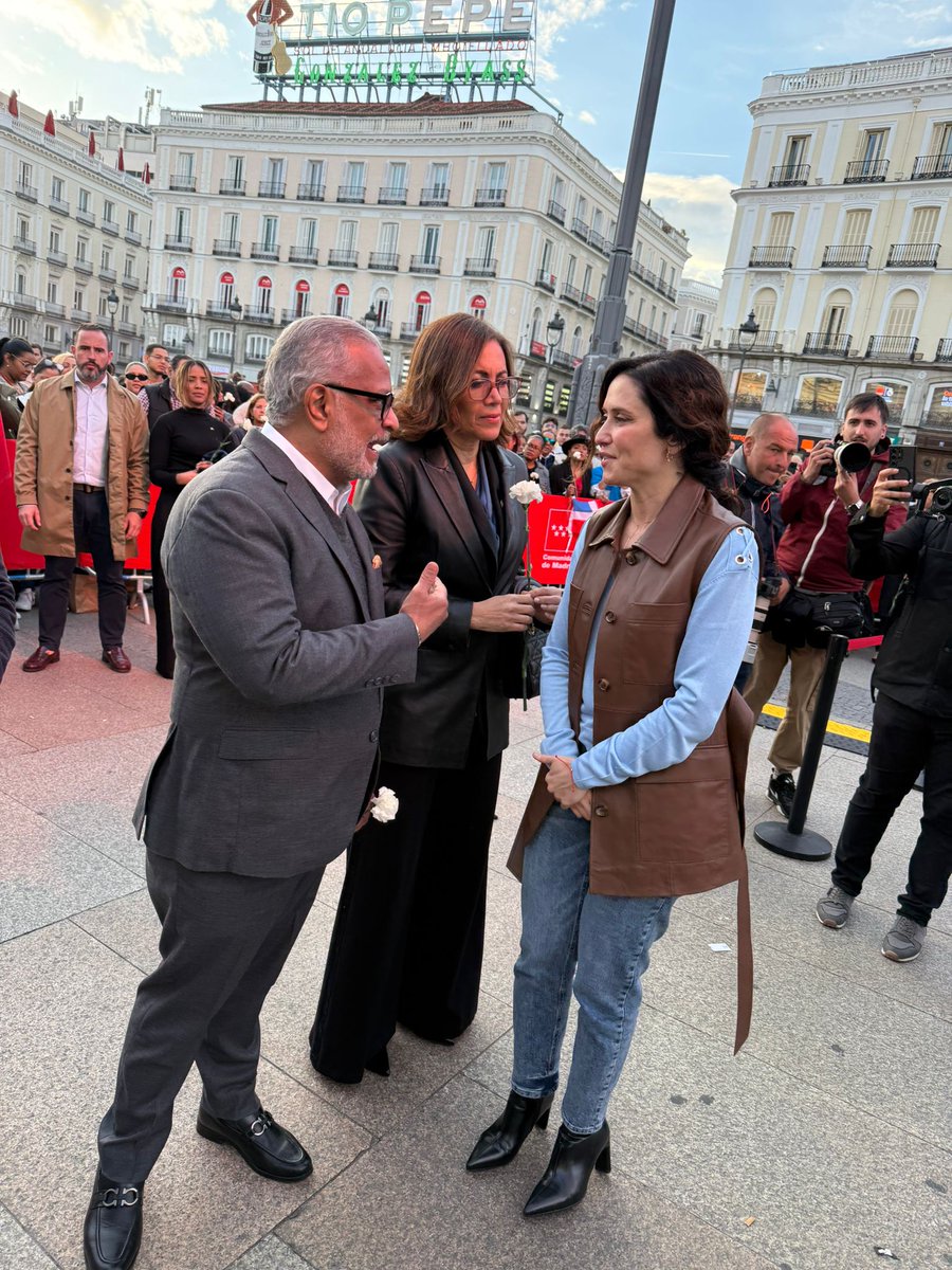 🇩🇴🇪🇸| La <a href="/ComunidadMadrid/">Comunidad de Madrid</a>  la Embajada Dominicana en España y el Consulado  de Madrid, rindieron homenaje a las víctimas del Jet Set. El acto contó con la presencia de @idiazAyuso y autoridades dominicanas, en un emotivo gesto de memoria y solidaridad.