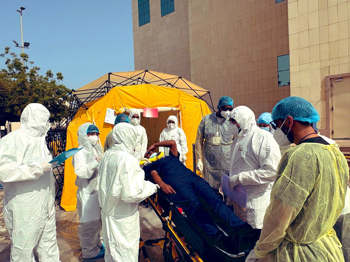 Mph_Awad's tweet image. استكمالاً للجهود، تم بحمد الله إجراء فرضية عملية لقياس مدى إستعداد وتأهب الكادر الطبي للإستجابة لأي حدث ينطوي على تعرض أو تلوث إشعاعي/نووي.
تمت هذه الفرضية بتوجيه المشرف العام على مستشفى الملك فهد د. محمد باجبير و قيادة د.ألاء العليان مدير إدارة الصحة العامة وفريق الإستعداد…