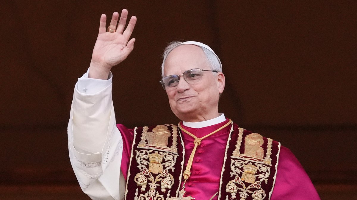 StWinefridesRCP's tweet photo. Habemus Papam! 🕊️✨
We rejoice as Pope Leo XIV is elected to lead the Church as the 267th successor of St Peter.
May the Holy Spirit guide him in wisdom, courage, and love.
Viva il Papa!
#HabemusPapam #PopeLeoXIV #NewPope #CatholicChurch #PrayForThePope ⛪️🙏🏻🌍 https://t.co/pqudSlQJ9m