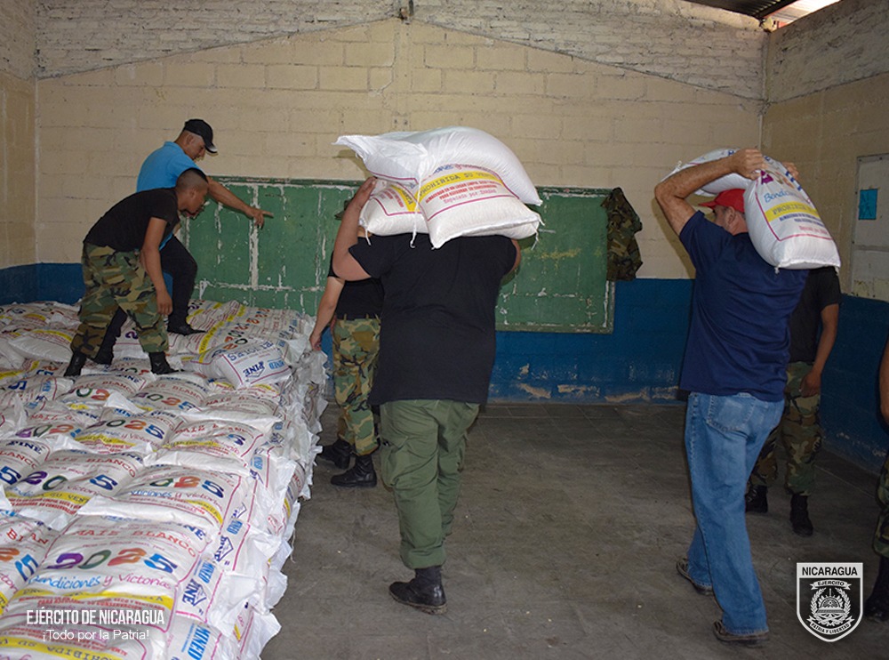 Ejército de Nicaragua (@ejercitonic) on Twitter photo #NOTAINFORMATIVA | A través del #1ComandoMilitarRegional, en coordinación con el <a href="/minednicaragua/">Ministerio de Educación Nicaragua</a>, se participó en el descargue de 2,841 quintales de alimentos y 2,711 galones de aceite, los que posteriormente serán distribuidos en 194 centros educativos de #Estelí. #NOTAINFORMATIVA | A través del #1ComandoMilitarRegional, en coordinación con el <a href="/minednicaragua/">Ministerio de Educación Nicaragua</a>, se participó en el descargue de 2,841 quintales de alimentos y 2,711 galones de aceite, los que posteriormente serán distribuidos en 194 centros educativos de #Estelí.