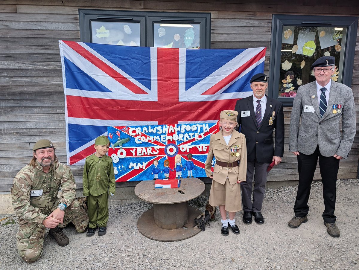 Crawshawboothps's tweet image. Crawshawbooth Commemorates 80 Years of VE Day! 🇬🇧 Our whole-school artwork was unveiled today by some very special members of our community. A big thank you to the wonderful @DarrellWakelam who helped to bring our ideas to life 🤩 #VEDay80 #WW2 #primaryart