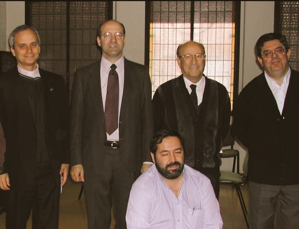juanroyoabenia's tweet photo. Leon XIV en Agustinos con el padre Felix, el padre Mariano y el padre Carlos y, sentado, el padre Michel #Zaragoza https://t.co/4RC8fMniaM