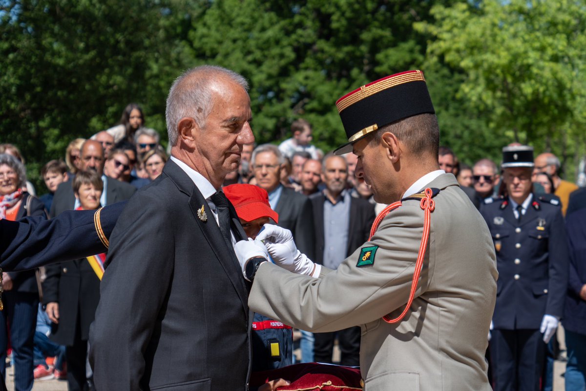 CDC_2eREG's tweet image. Présent lors de la commémoration de l’armistice du #8mai1945, accompagné d’un piquet d’honneur à Pertuis. 

En plus de la commémoration, une remise de Médaille militaire s’est tenue durant la cérémonie 🎖️