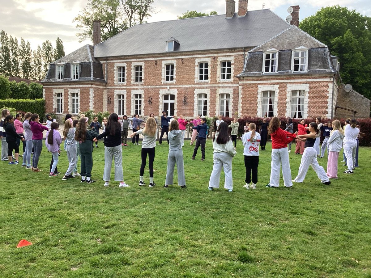 BGS_MFL's tweet photo. #BGSYear7 #BGSFrench #BGSOpalCoastTrip #LoveFrench Après le dîner un peu d’exercice aux Olympiques du château 🥇🥈🥉 https://t.co/ynHqYF4YJ5