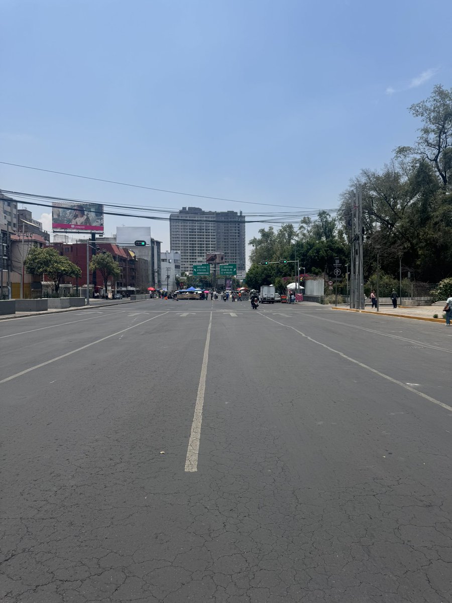 MaRaYa0415's tweet photo. Bloqueo en av. universidad a la altura de Churubusco, manifestantes frente a la sep. no hay paso vehicular @trafico889 https://t.co/arZ5jzVfSt