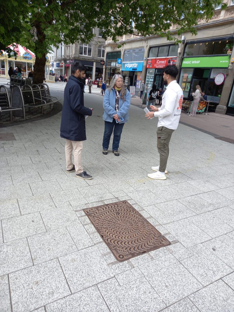 WalesRegion's tweet photo. Majlis Cardiff held a special leafletting door to door campaign today in Newport and Cardiff City Centre. 1250 leaflets on " Peace" were distributed by 10 Ansars and 3 Khudam. It was a very successful Campaign. Special thanks to Murrabi Sahib and also all those who participated. https://t.co/snYcG73G3i
