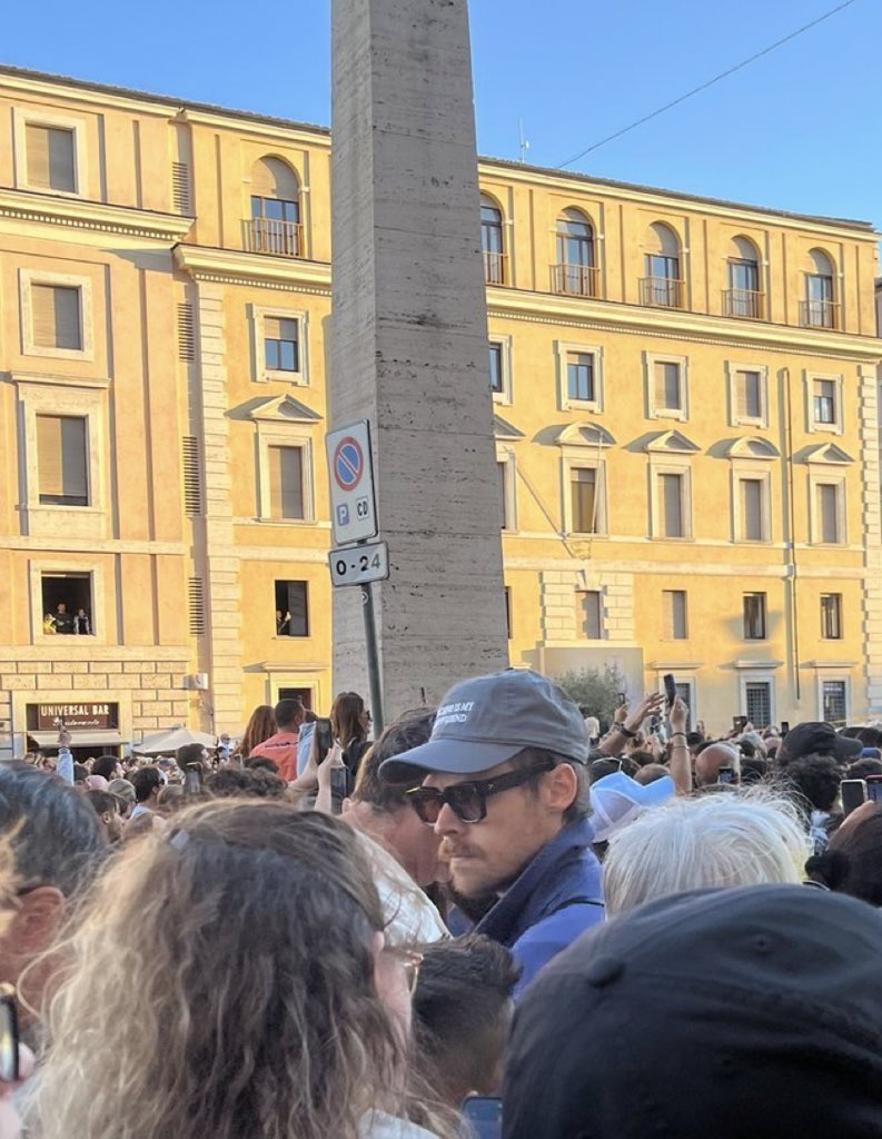choosel0vee's tweet photo. ci pensate che c'è albano che non è andato ai funerali di papa francesco x rispetto perché chiunque gli avrebbe chiesto la foto (0 persone) e poi esiste harry styles https://t.co/Nmou0qPqx4